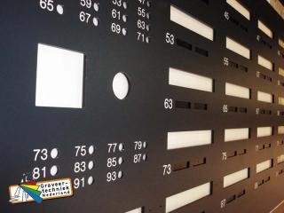 Trespa bel paneel gefreesd voor beldrukkers